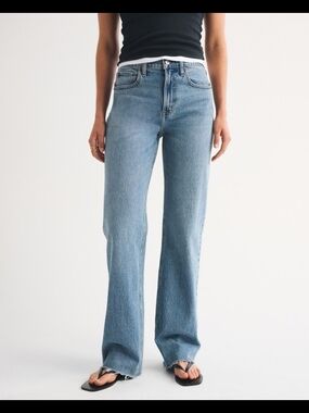 Abercrombie And Fitch High-Rise 90s Relaxed Jeans - Medium Fray hem